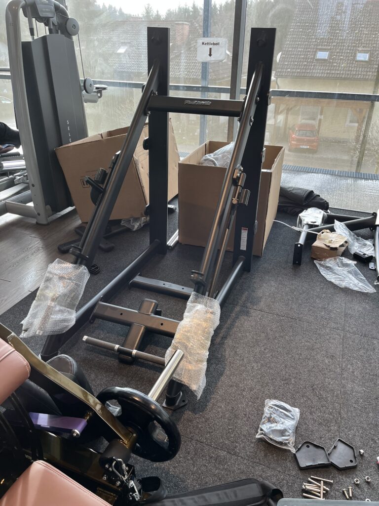 Aufbau von Fitnessgeräte bei dP sales & performance GmbH